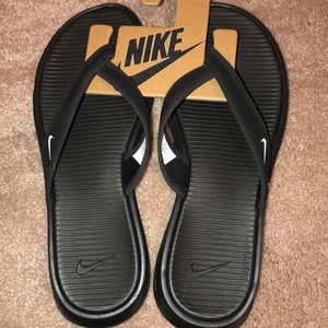 Brand new never worn Nike women’s flip flops size8
